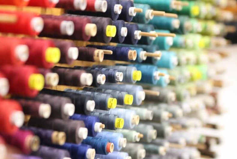 Garn in verschiedenen Farben von der Seite fotografiert Garn in verschiedenen Farben von der Seite fotografiert