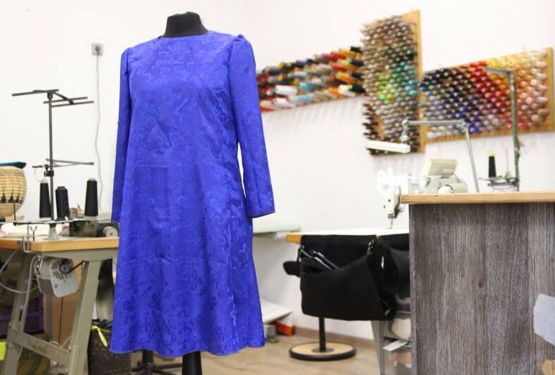 Maßanfertigung - Kleid in blau mit Mustern