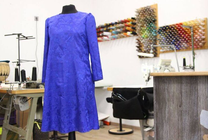 Maßanfertigung - Kleid in blau mit Mustern Maßanfertigung - Kleid in blau mit Mustern